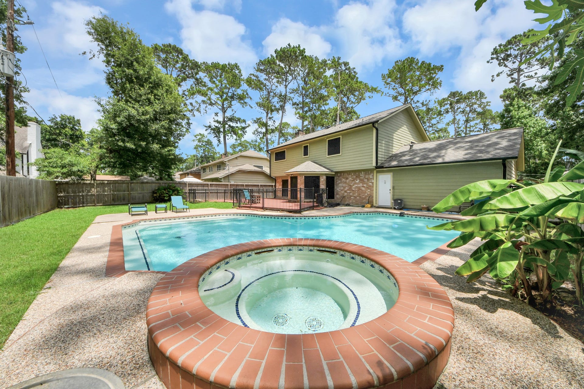 2903 Blue Glen Lane, Houston, TX 77073 Your personal hydrotherapy retreat. This circular spa is attached to the main pool body, set against the handsome rear elevation of the home.
