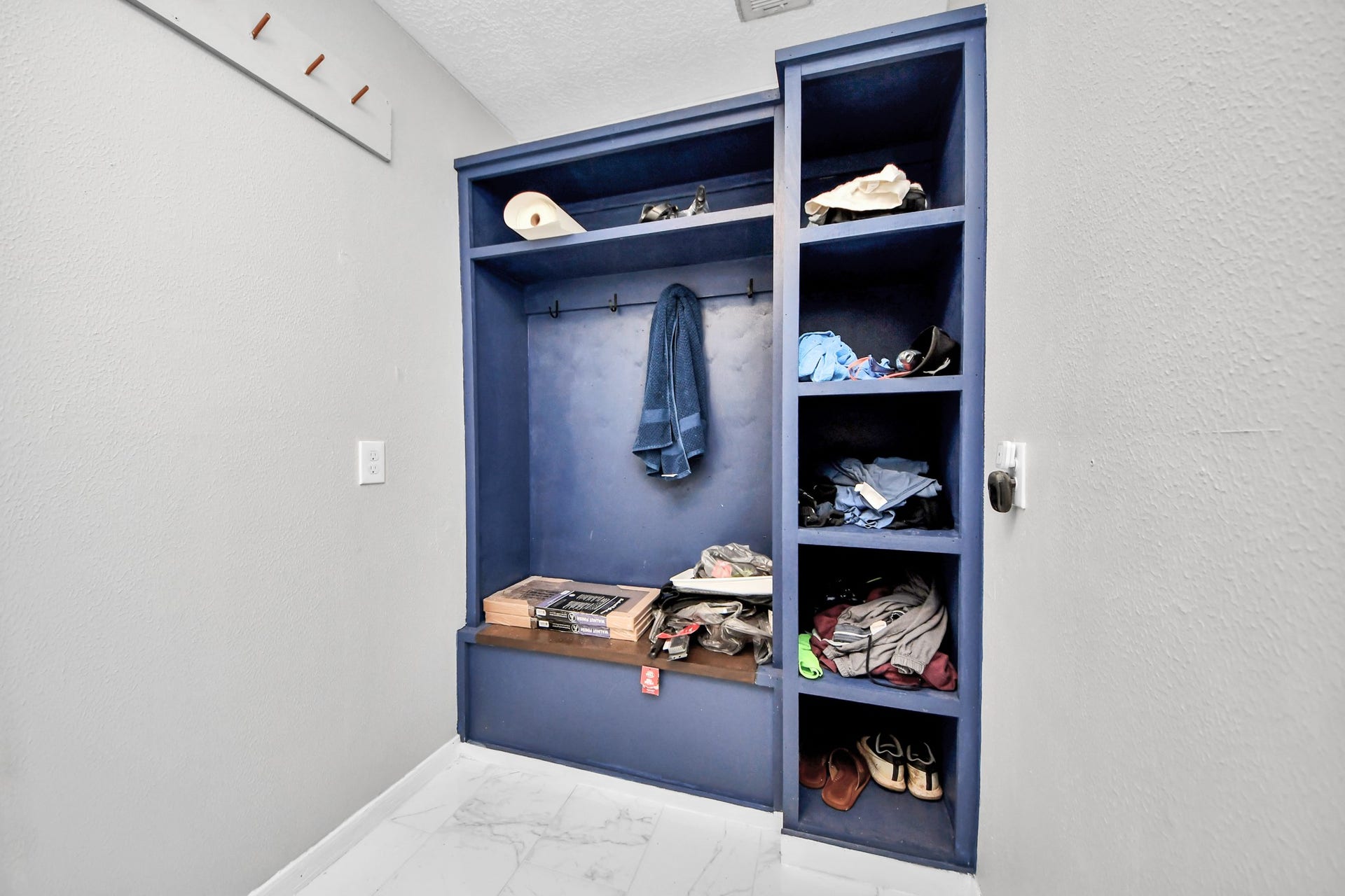 2903 Blue Glen Lane, Houston, TX 77073 Seamless daily transitions. Continuing the sophisticated blue aesthetic, this dedicated drop-zone is thoughtfully outfitted with hanging coat hooks and integrated storage cubbies.