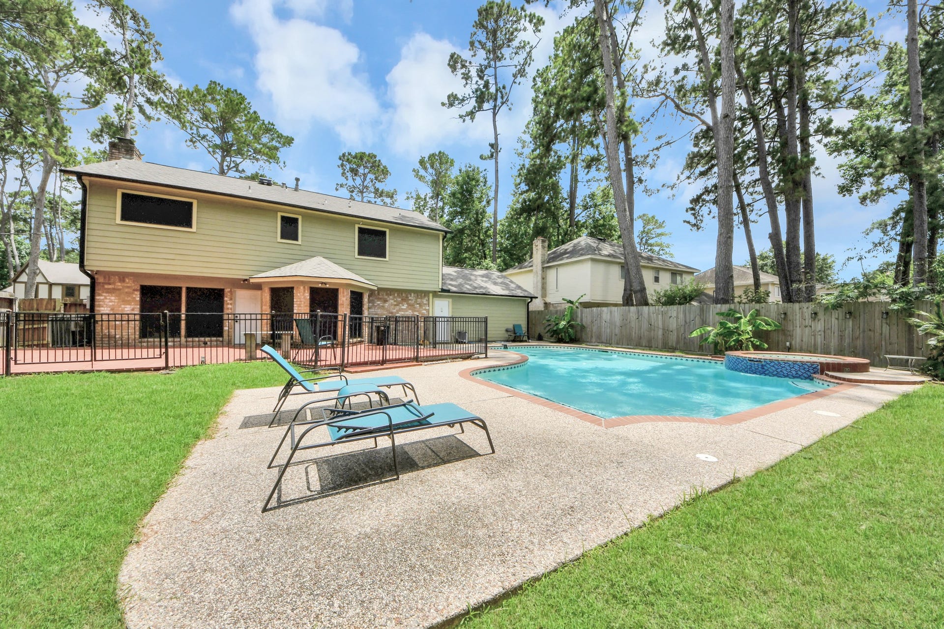2903 Blue Glen Lane, Houston, TX 77073 Summer living, redefined. The extensive spaces surrounding the water offers an abundance of square footage for premium lounge chairs, dining sets, and sun-soaked weekend entertaining.