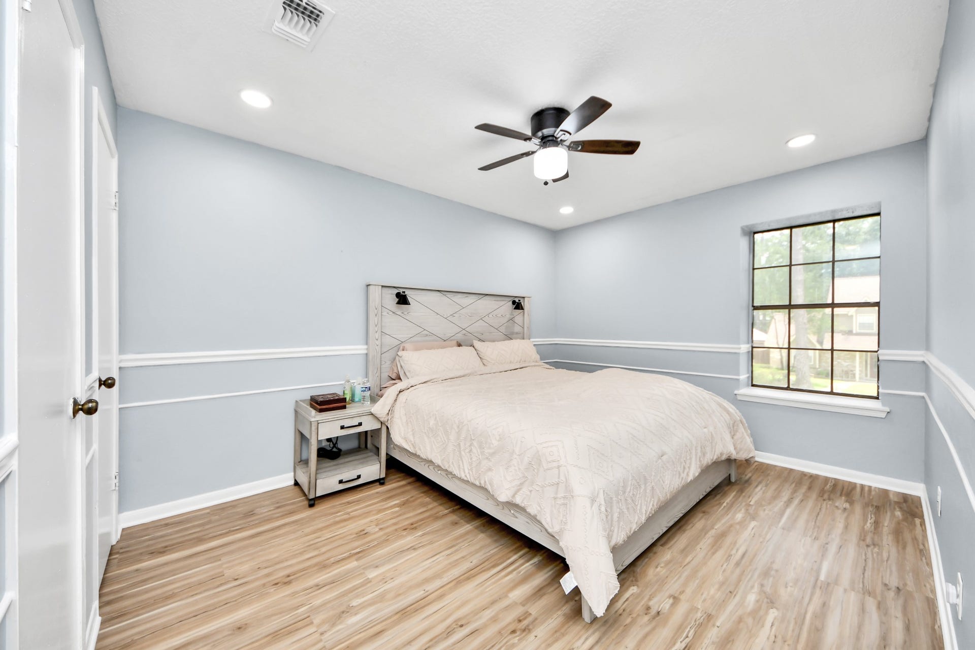 2903 Blue Glen Lane, Houston, TX 77073 Charming architectural character. This restful bedroom features a built-in window seat that serves as a picturesque nook for reading or quiet contemplation.