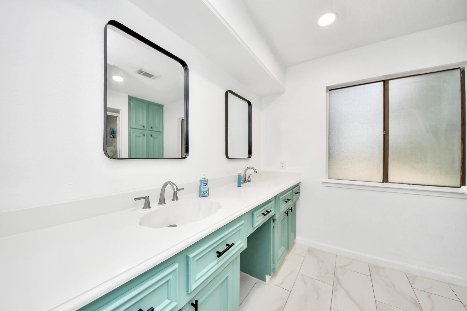 2903 Blue Glen Lane, Houston, TX 77073 Daily routines, elevated. An expansive dual-sink vanity commands the primary bath, providing individual personal grooming areas alongside an exceptional amount of storage.