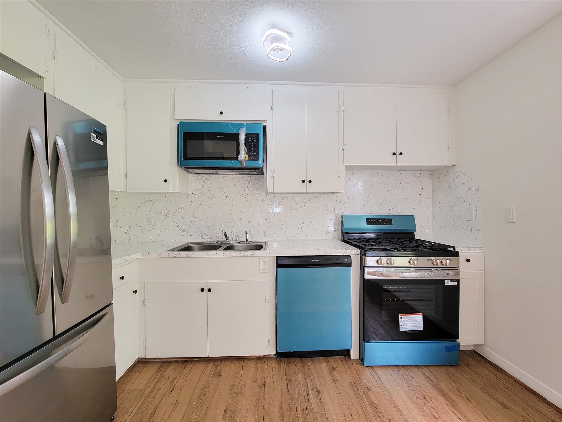 2605 W Dumble Street, Alvin, TX 77511 Experience contemporary charm and functionality in this modern kitchen, featuring stainless steel appliances, sleek cabinetry, and a stylish backsplash.
