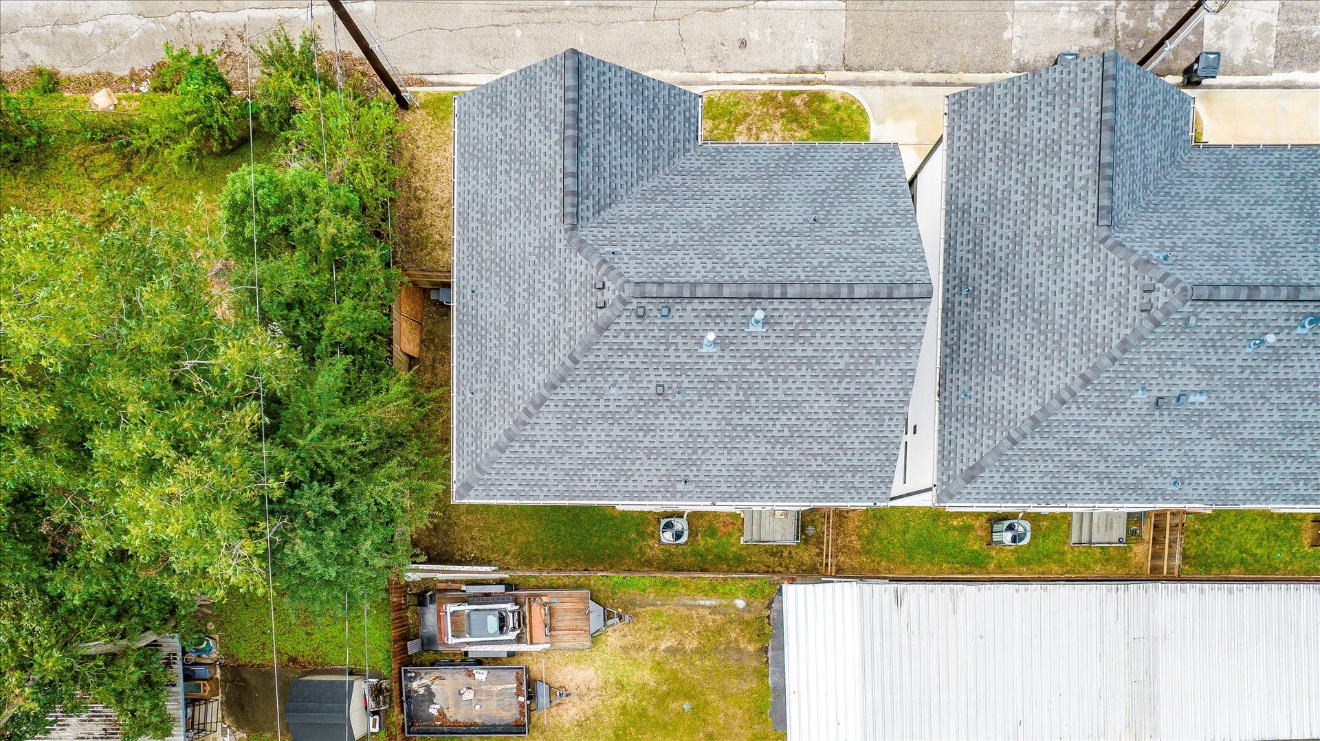 Located in rapidly growing Independence Heights, surrounded by new development while maintaining a peaceful residential feel. Oversized fenced side yard provides rare flexibility and is large enough to accommodate a boat behind the gate.
