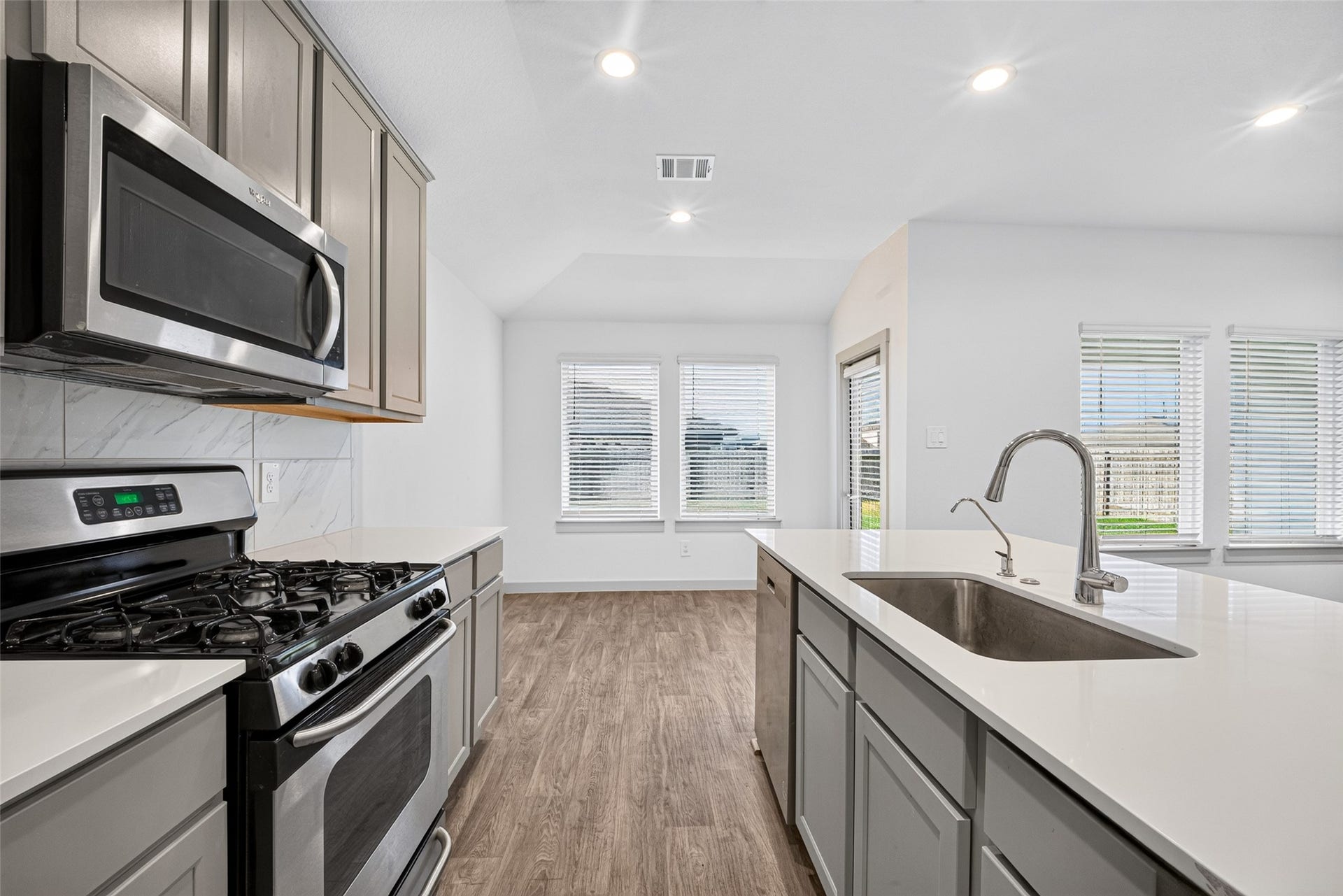 711 Boer Plains Drive, Rosharon, TX 77583