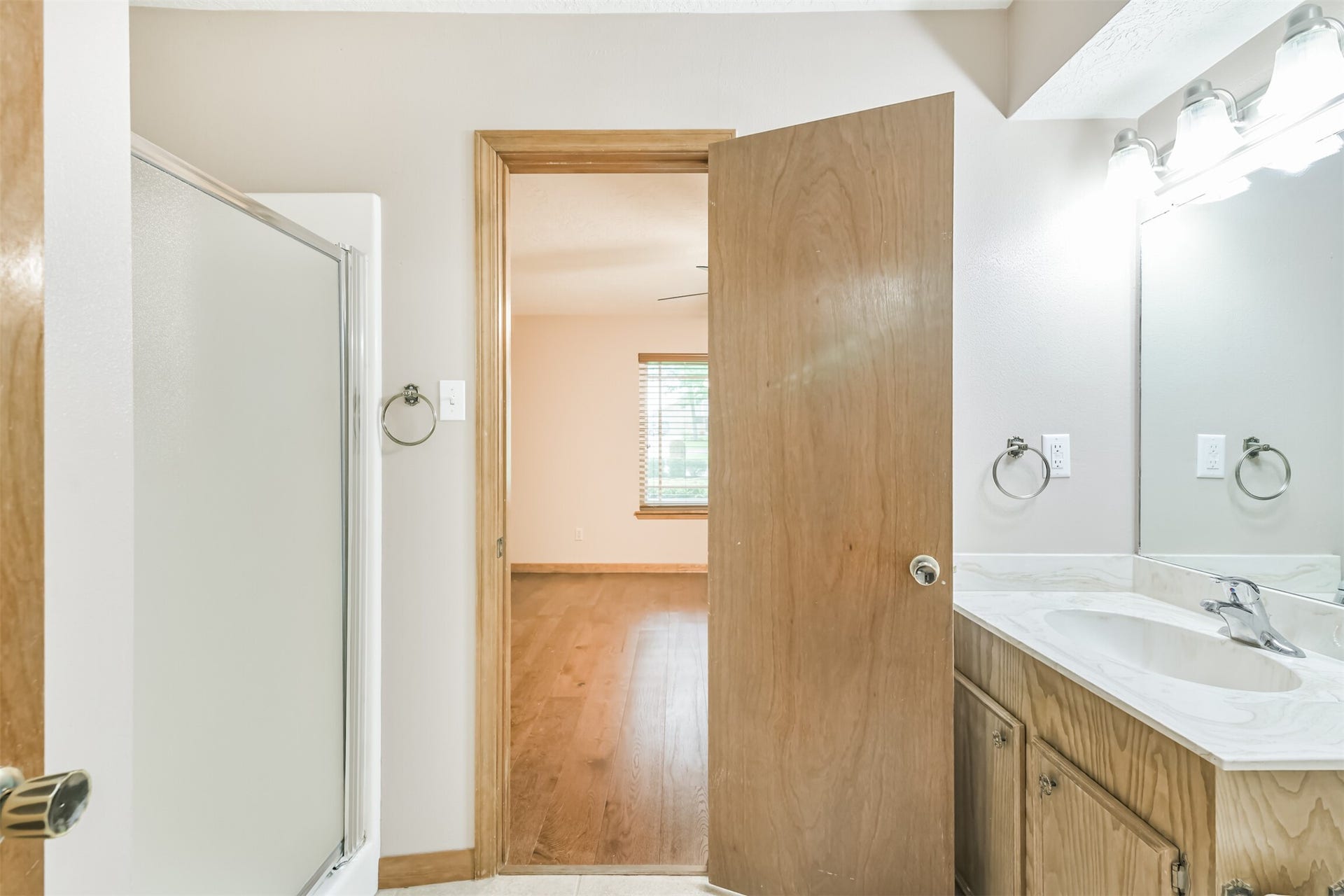 252 Springs Edge Drive, Montgomery, TX 77356 Master bathroom.