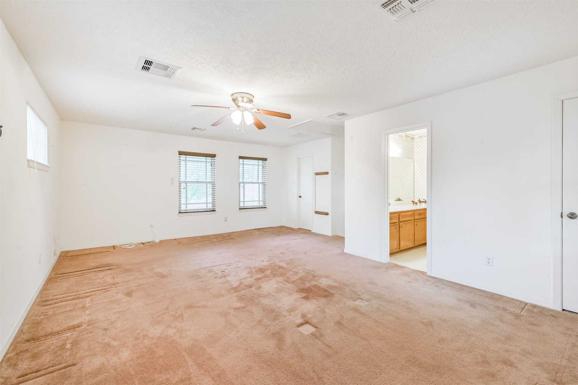 252 Springs Edge Drive, Montgomery, TX 77356 Virtually updated "above garage addition" bathroom.