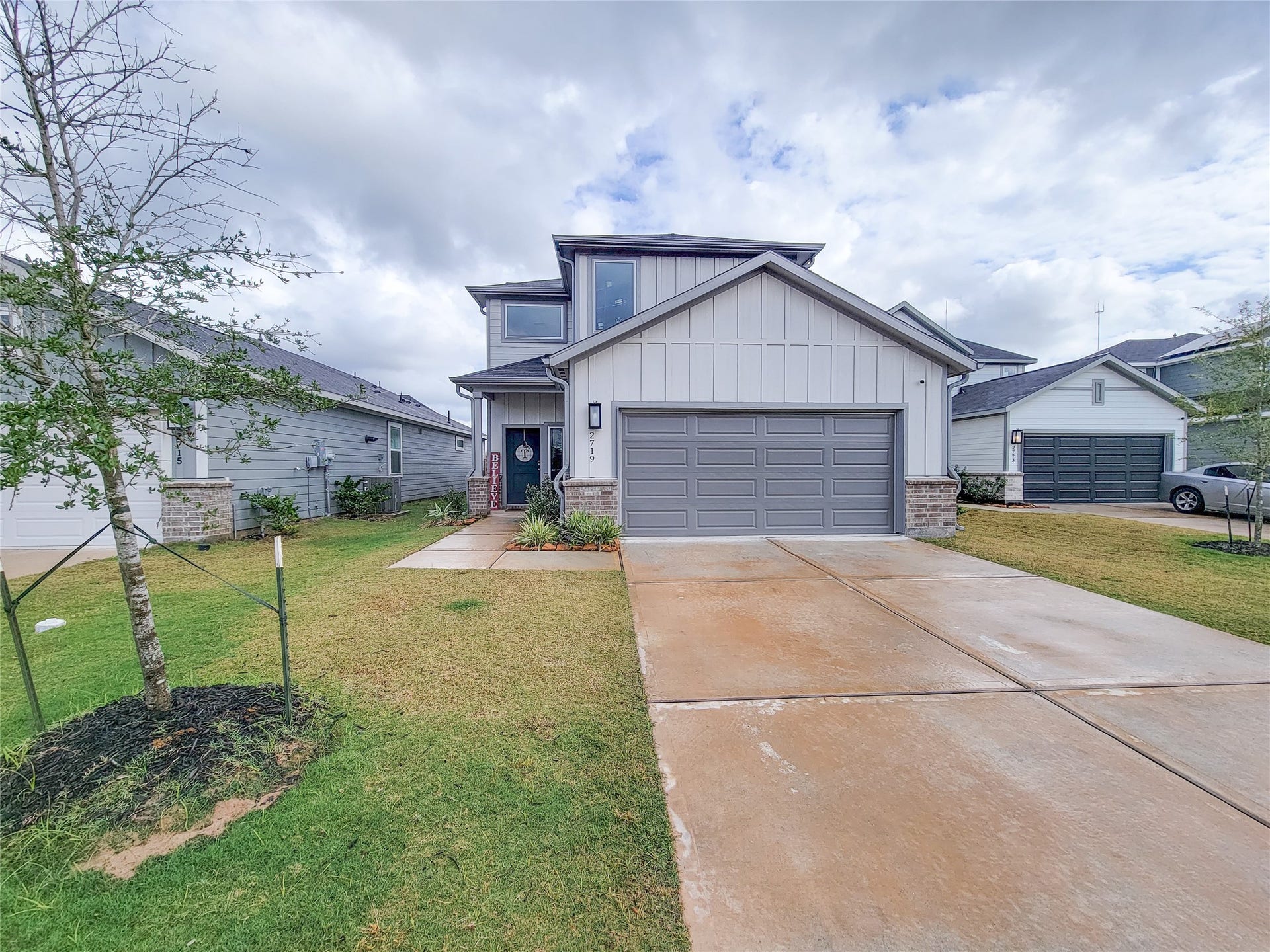 2719 Forest Retreat Lane, Missouri City, TX 77489 This modern two-story home features a clean exterior with a gabled roof, a spacious two-car garage, and a well-maintained front yard. Ideal for buyers seeking a contemporary design in a quiet neighborhood.