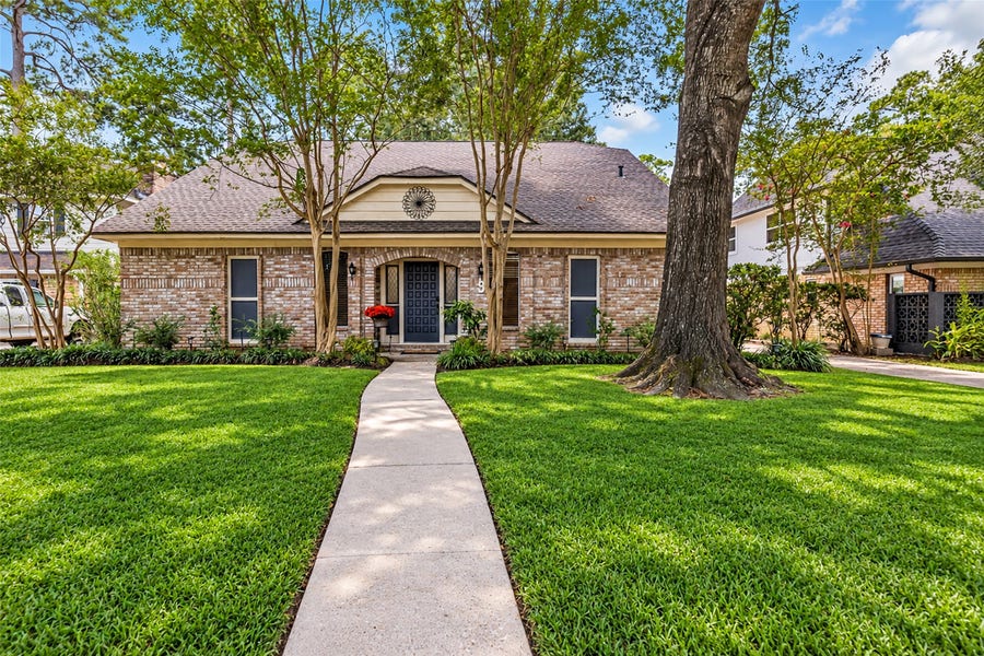 Property photo for 9 Devonshire Drive, Conroe, TX