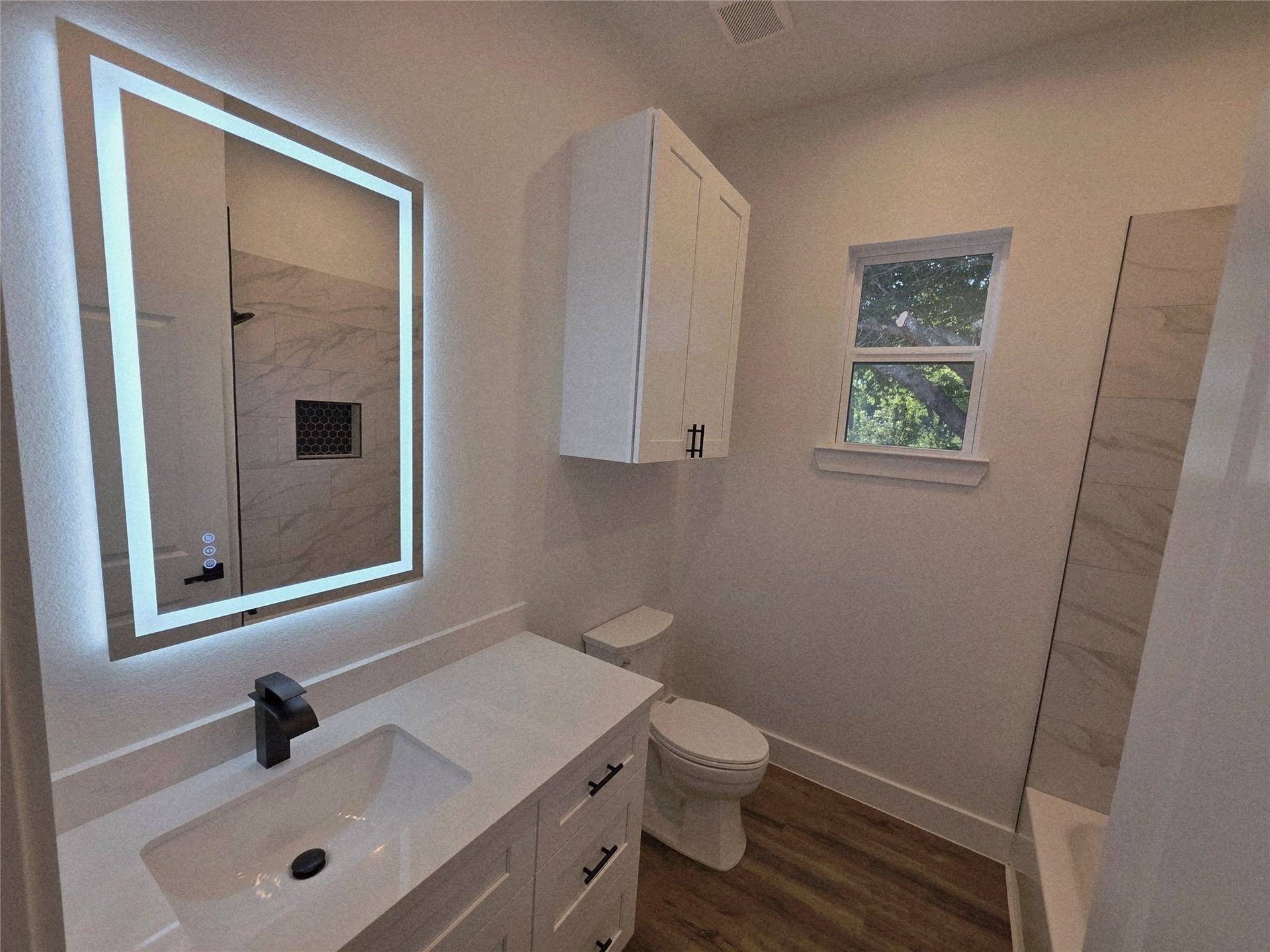 126 Antelope Drive, Crosby, TX 77532 Hallway Bathroom