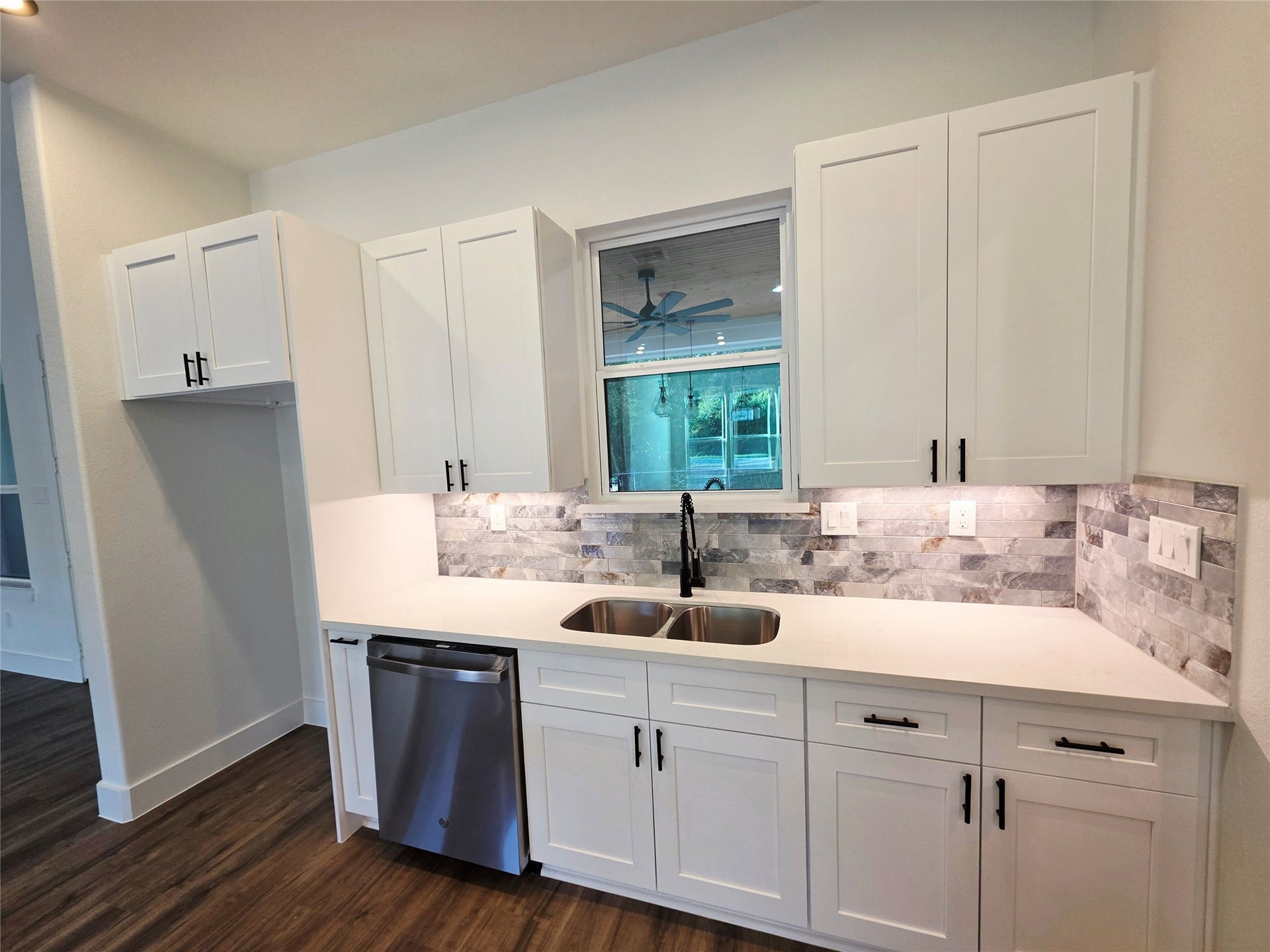 126 Antelope Drive, Crosby, TX 77532 Undermount Cabinet Lighting