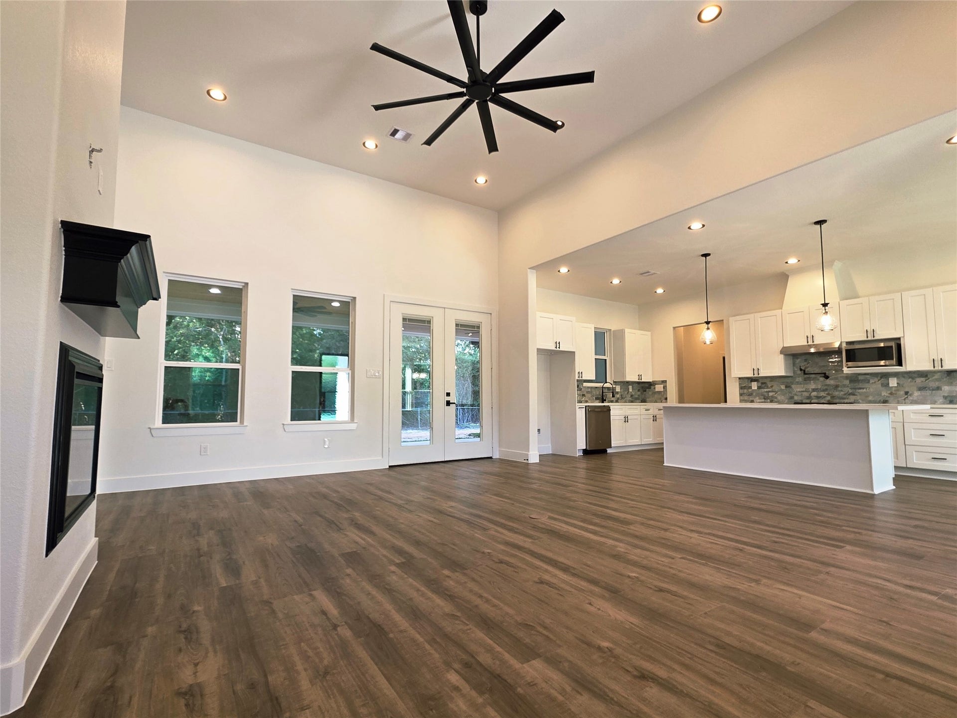 126 Antelope Drive, Crosby, TX 77532 Ample living area with 14ft ceilins