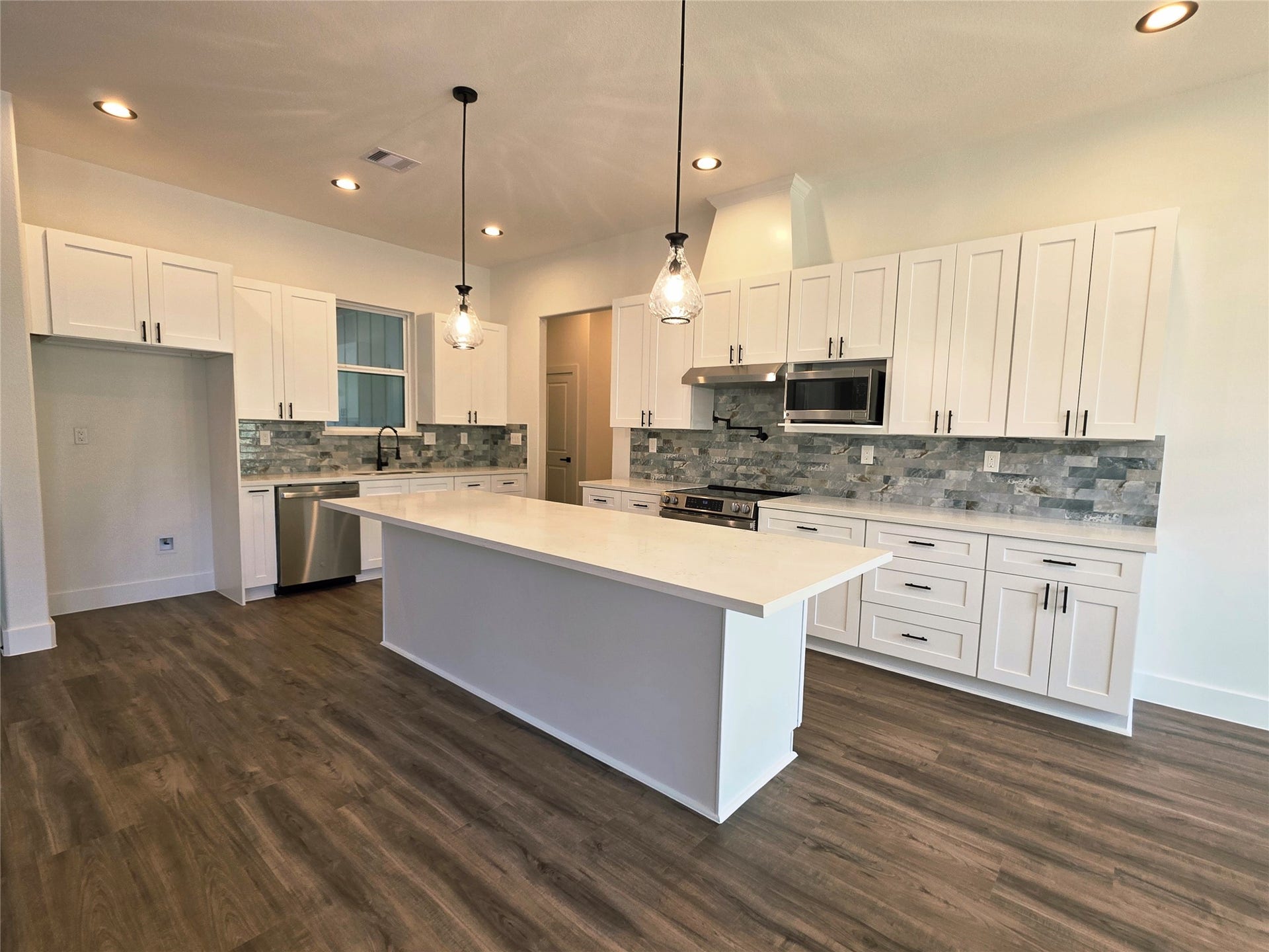 126 Antelope Drive, Crosby, TX 77532 Social kitchen Island provides extra seating