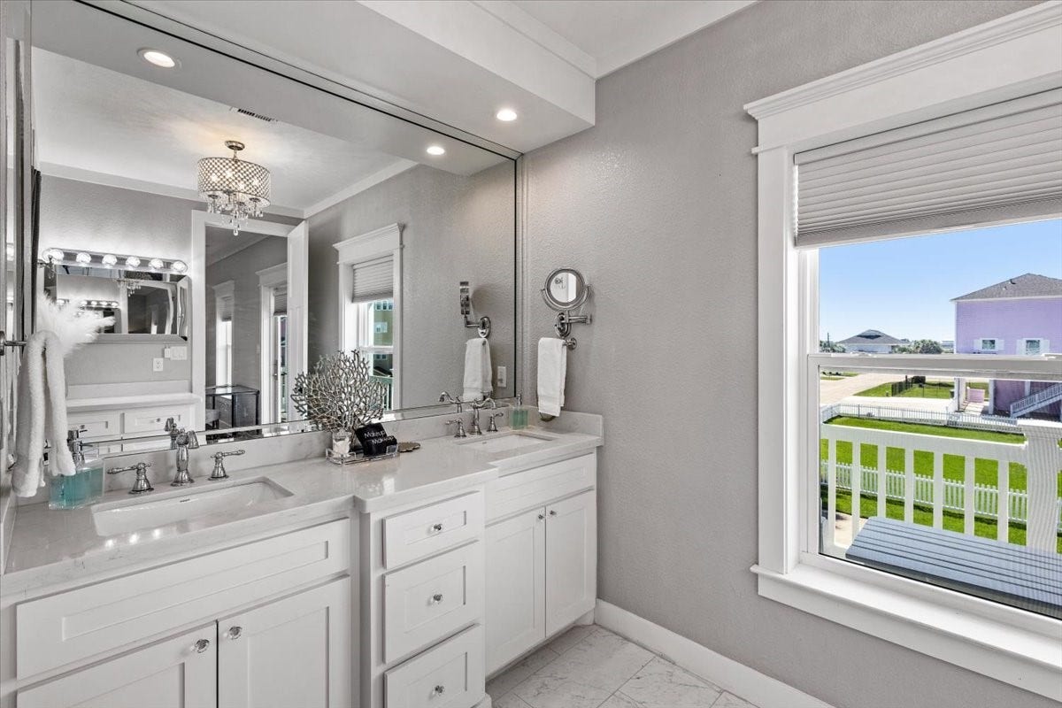 3728 Sabrina, Galveston, TX 77554 Primary ensuite with double vanity