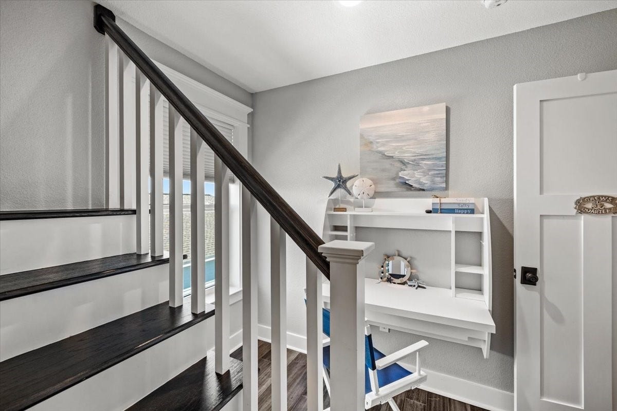 3728 Sabrina, Galveston, TX 77554 Bunk nook with window
