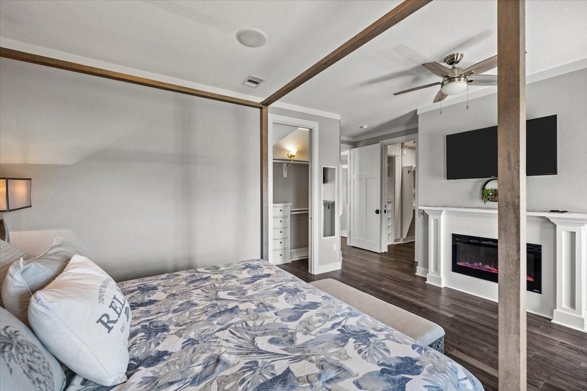 3728 Sabrina, Galveston, TX 77554 Primary bedroom with door to deck