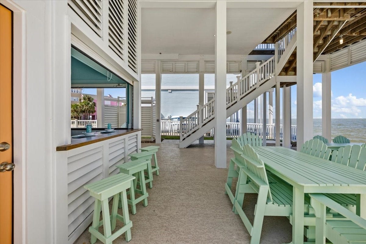 3728 Sabrina, Galveston, TX 77554 Pull up a chair and have a refreshing beverage