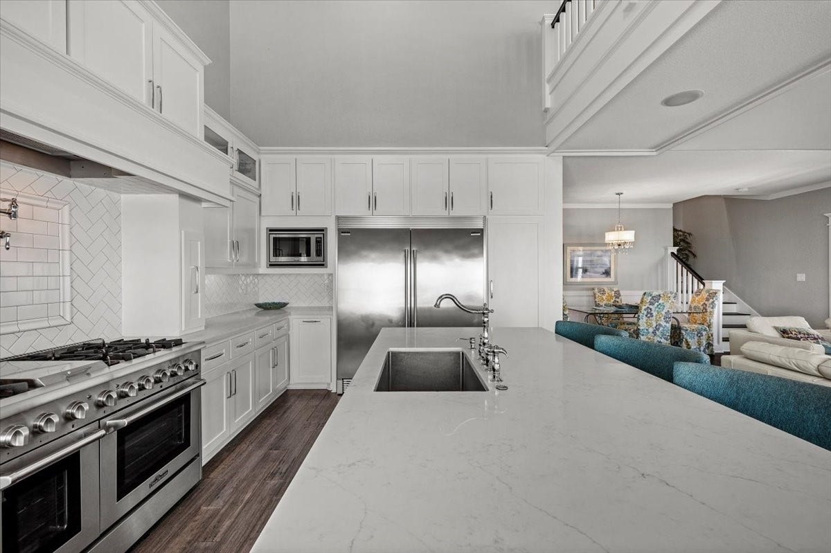 3728 Sabrina, Galveston, TX 77554 Double oven and amazing cooktop, huge subzero refrigerator