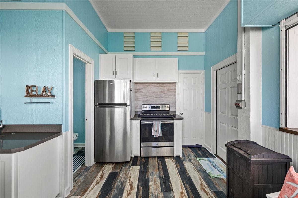 3728 Sabrina, Galveston, TX 77554 Stove & refrigerator