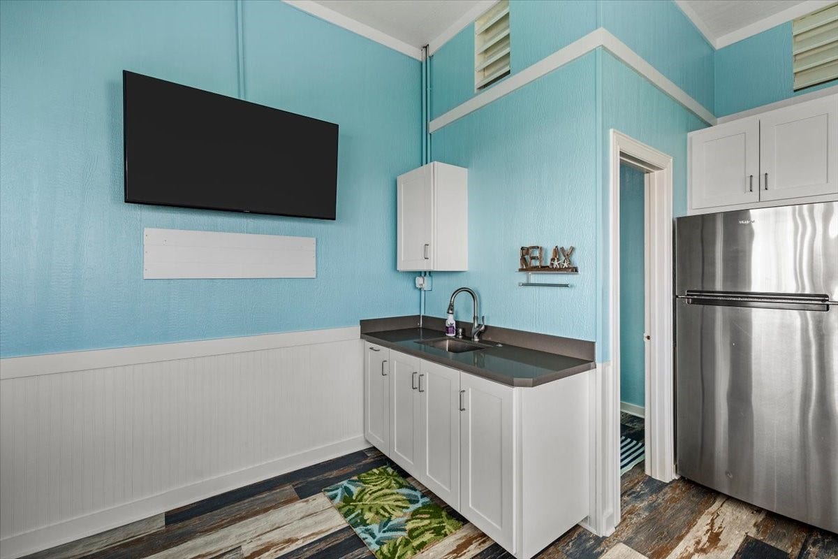 3728 Sabrina, Galveston, TX 77554 Sink and counter space