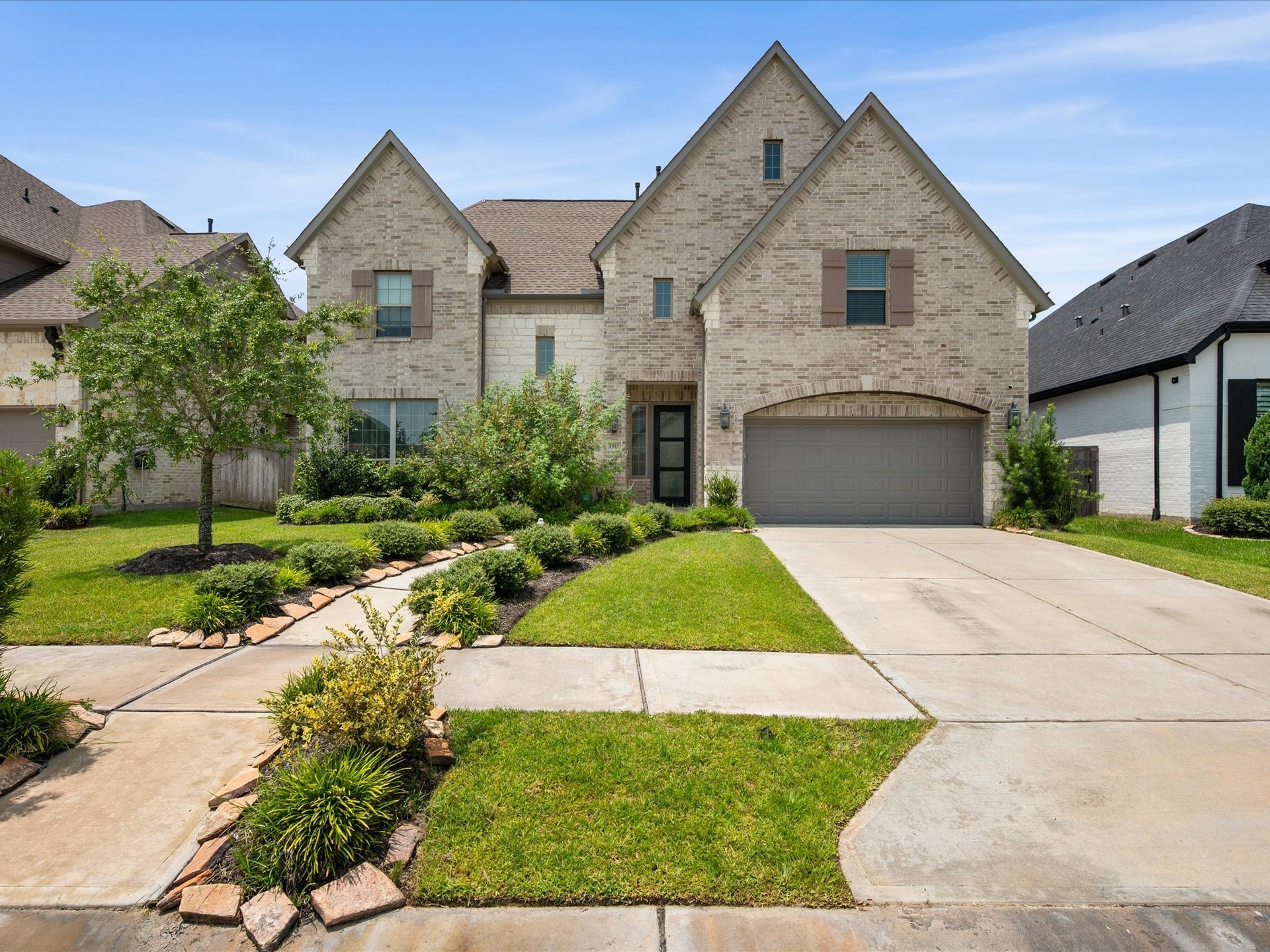 1911 Golden Leaf Drive, Missouri City, TX 77459 Welcome home! Stunning contemporary Westin home in Sienna Plantation with striking curb appeal and a spacious driveway.