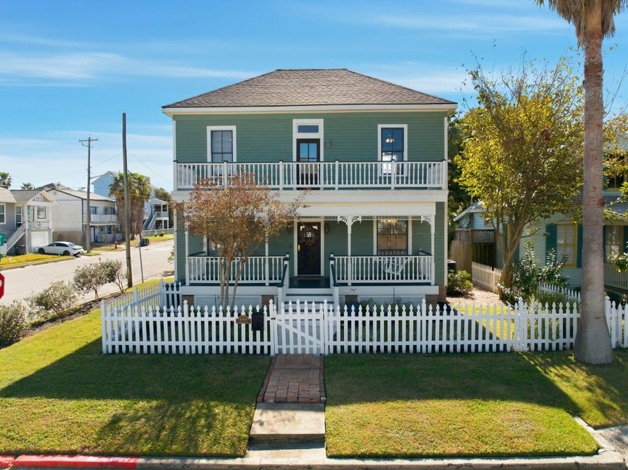 Property photo for 1001 Avenue K Avenue, Galveston, TX