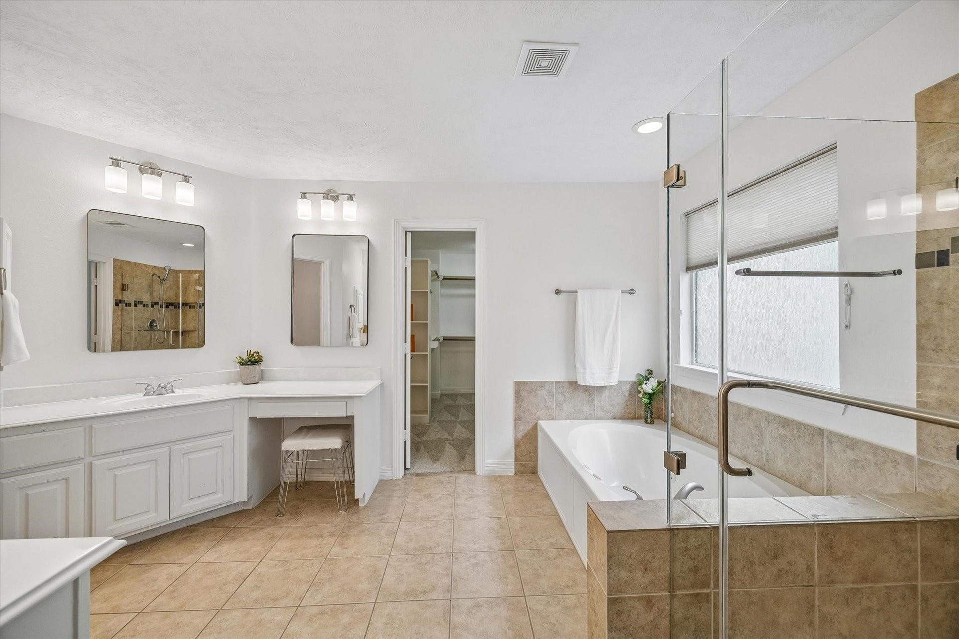 1807 Stacy Crest, Houston, TX 77008 Recently refreshed primary bathroom with new paint, mirrors, and lighting.