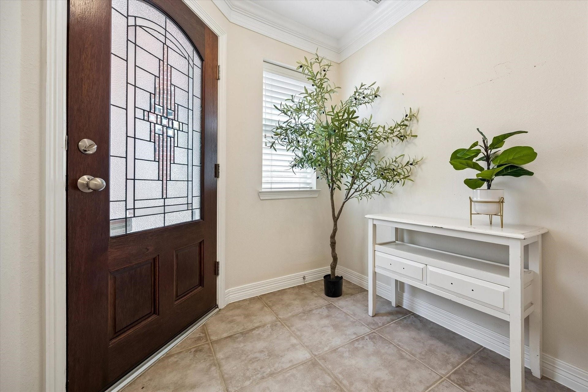 1807 Stacy Crest, Houston, TX 77008 Large entry way could have a mud room built in added!