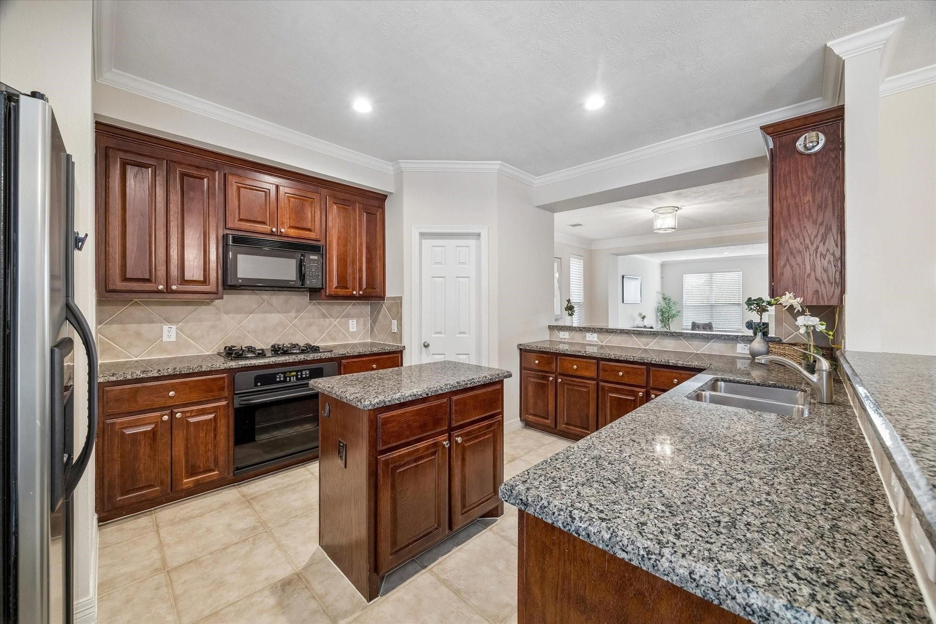 1807 Stacy Crest, Houston, TX 77008 4. This kitchen has the most counter top space you'll find! Good size pantry.