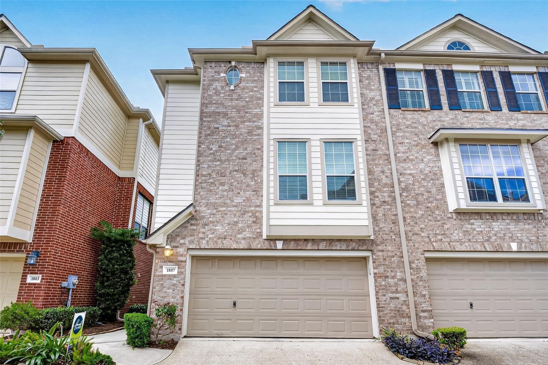 1807 Stacy Crest, Houston, TX 77008 Recently refreshed step inside this inner loop gem.