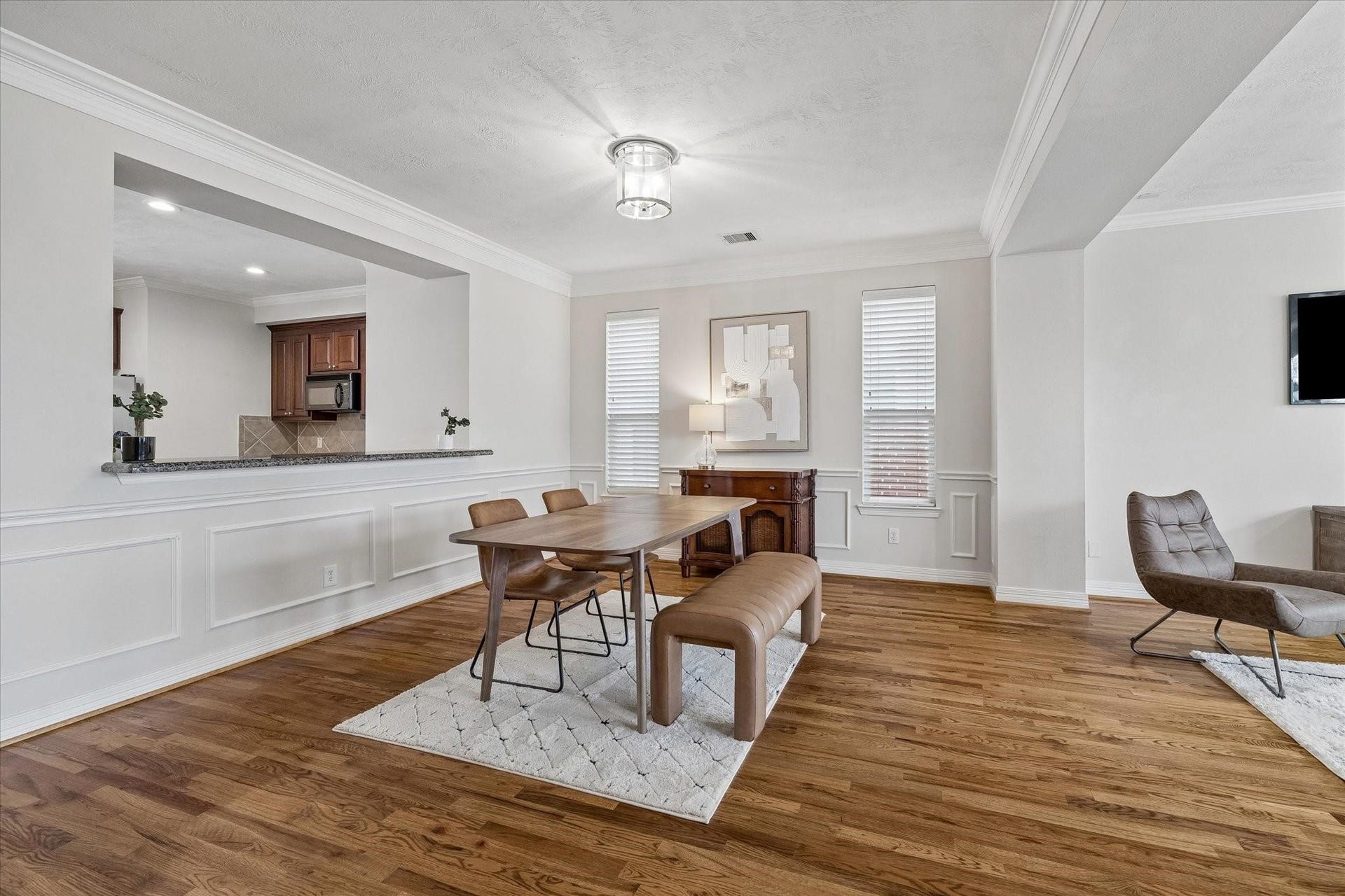 1807 Stacy Crest, Houston, TX 77008 Huge eat in dining room. Kitchen is perfect place for hosting with tons of counter space.