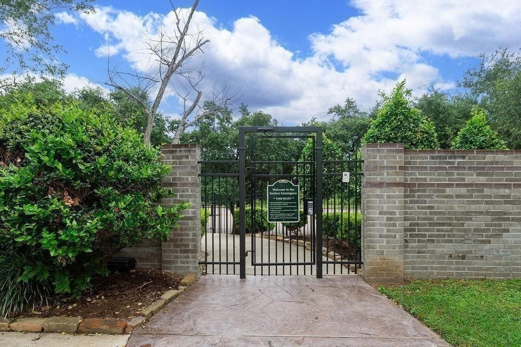 1807 Stacy Crest, Houston, TX 77008 1807 Stacy Crest, Houston, TX 77008