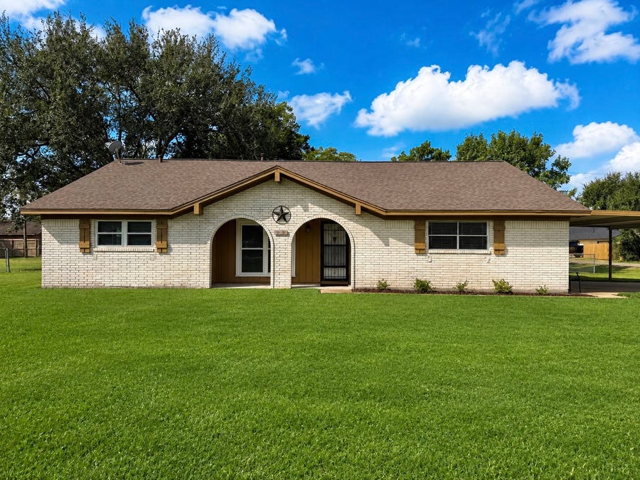 Property photo for 1302 Avenue H, Danbury, TX