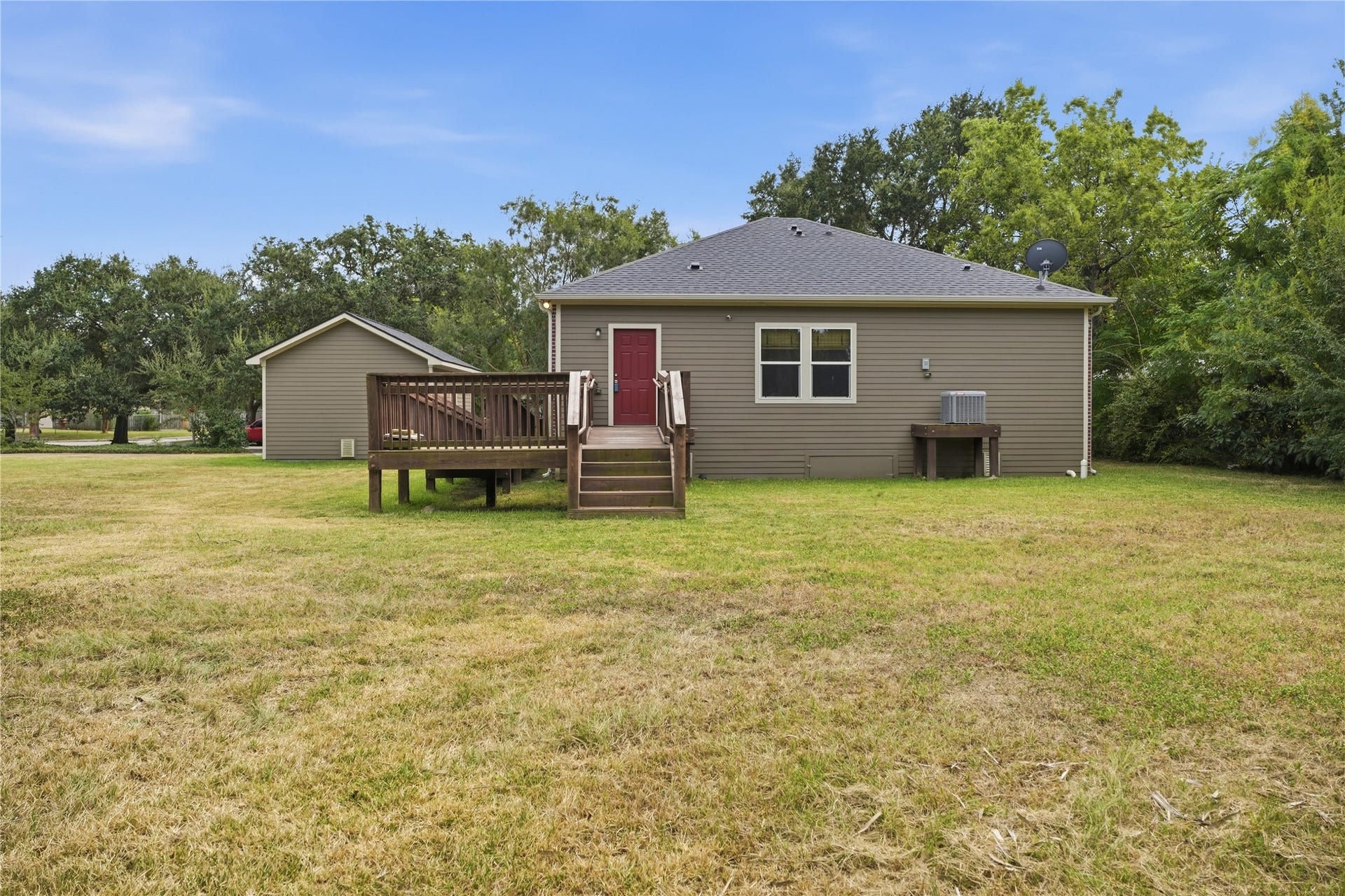 102 20th Avenue N, Texas City, TX 77590 A small landing at the back door connects to the access ramp and steps leading into the backyard.
