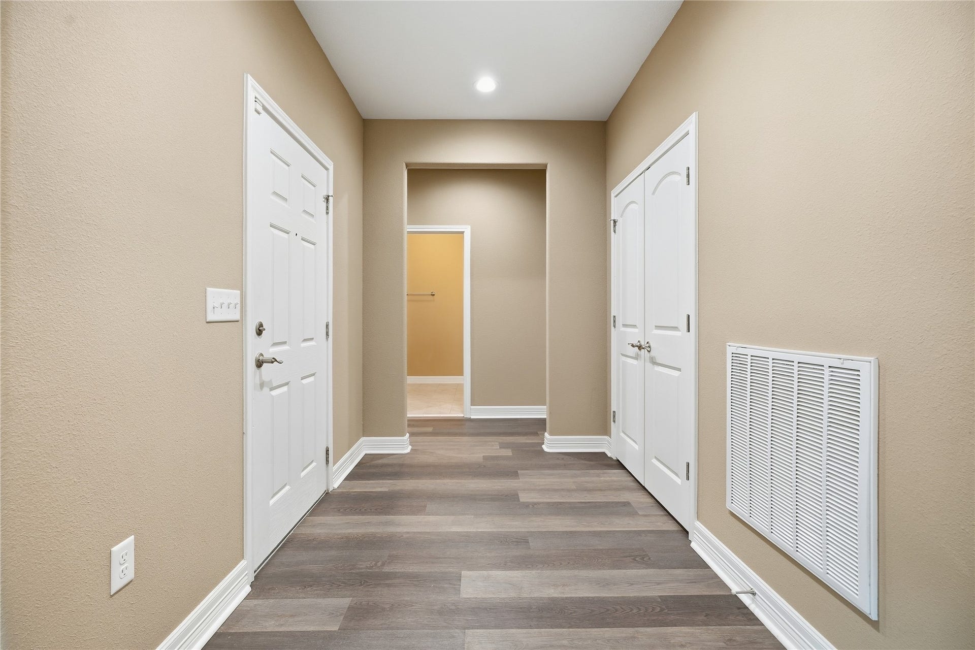 102 20th Avenue N, Texas City, TX 77590 The entryway includes a double-door closet for coats and storage, with a wide opening leading to the hallway.