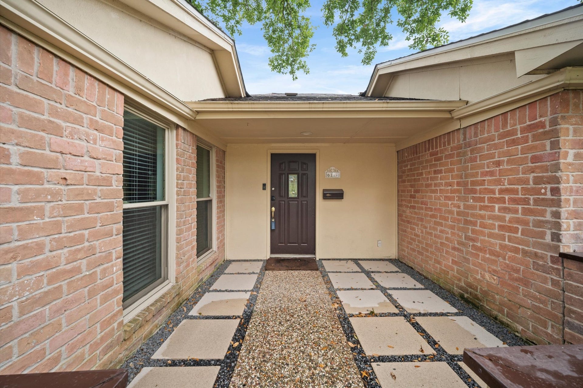 6114 Rollingbrook Drive, Houston, TX 77096 Welcome Home!