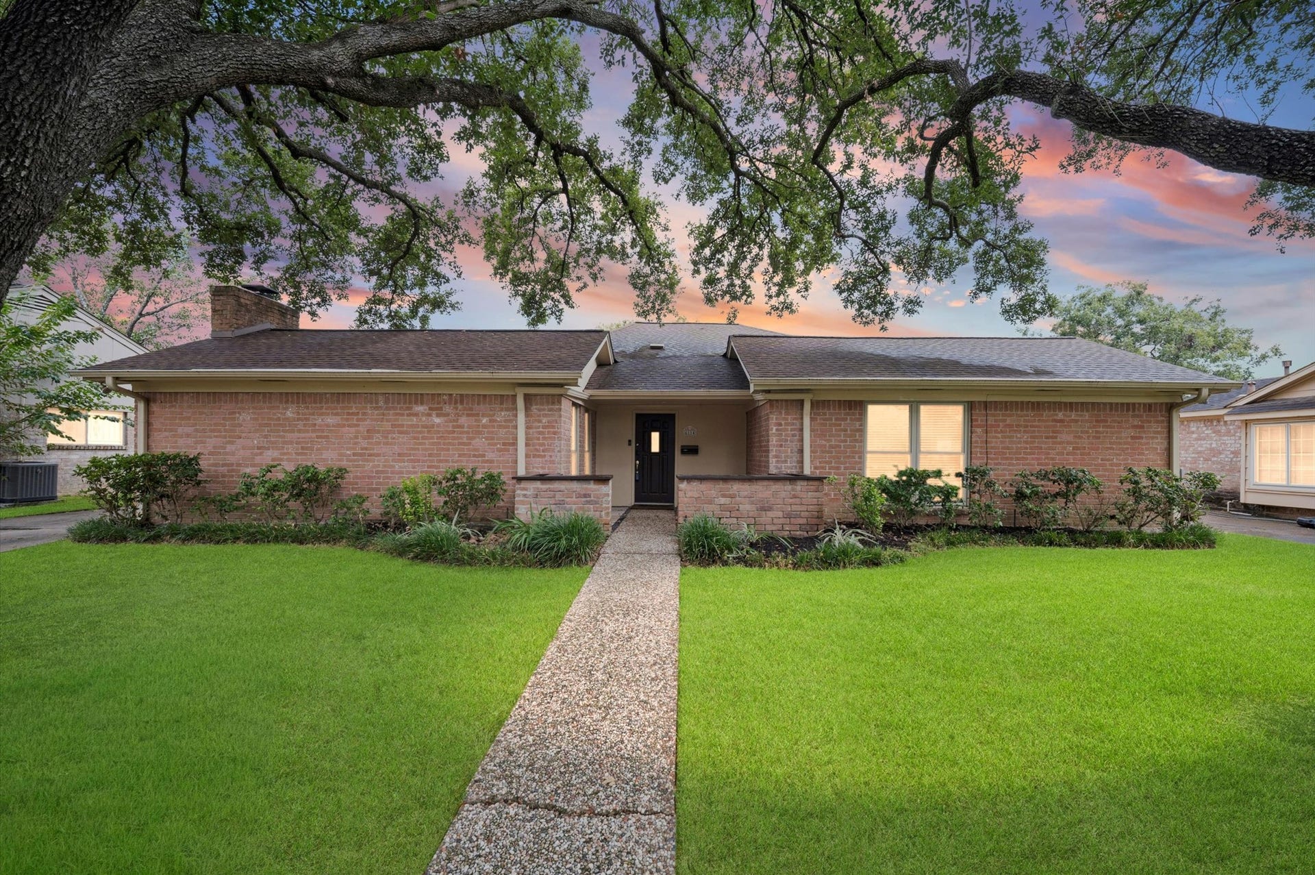 6114 Rollingbrook Drive, Houston, TX 77096 Excellent 4-2.5-2 on the cozy cul-de-sac of Rollingbrook Drive!