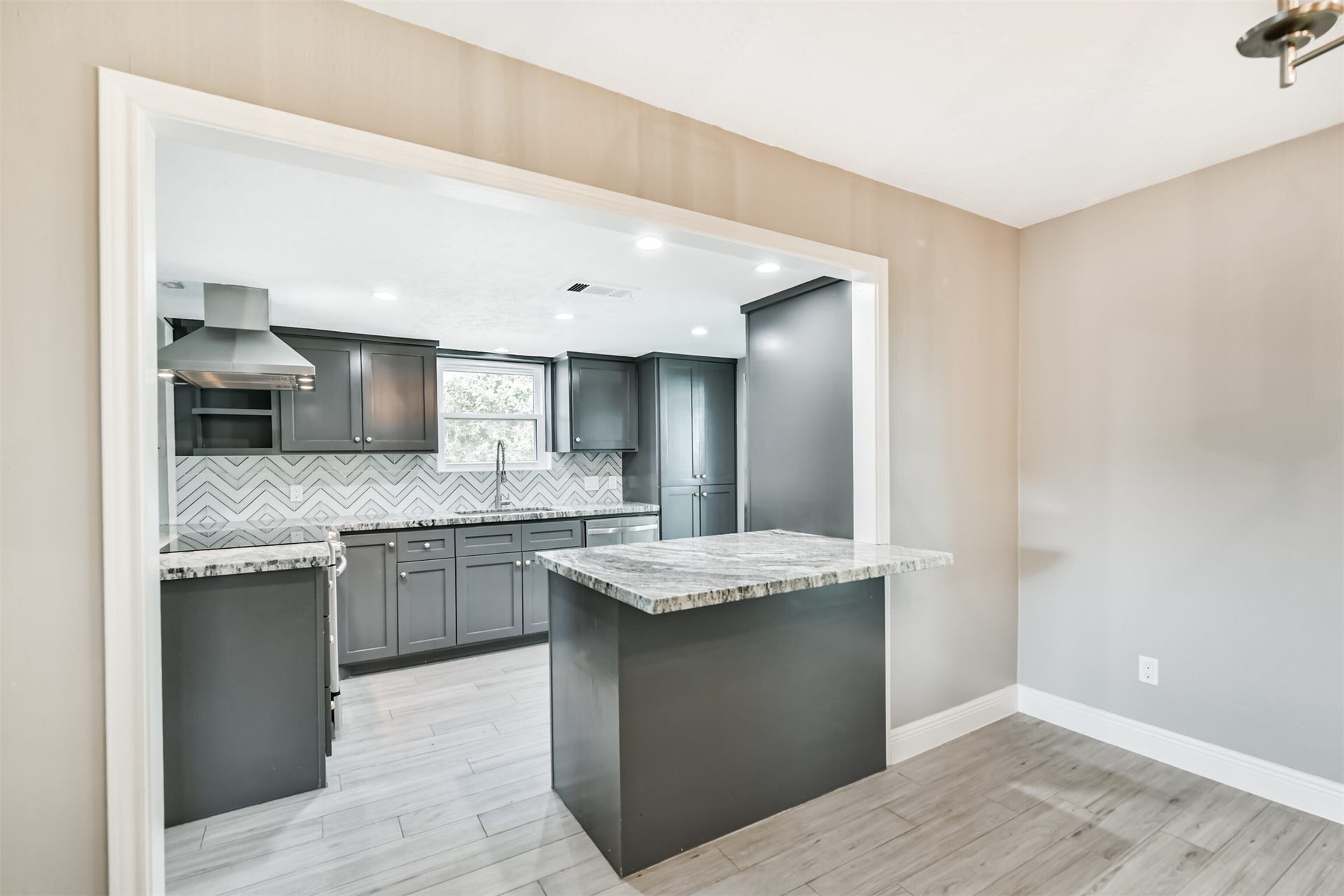 9311 Masters Road, Manvel, TX 77578 Cozy breakfast nook with easy kitchen access, perfect for morning gatherings.