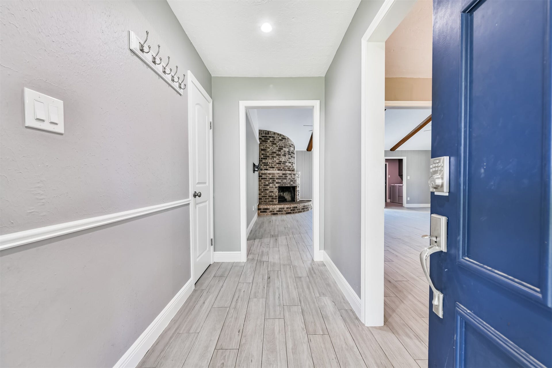 9311 Masters Road, Manvel, TX 77578 Welcome home to a bright and inviting entryway, featuring sleek tile flooring and modern finishes. This stylish space seamlessly leads you to the heart of the home.