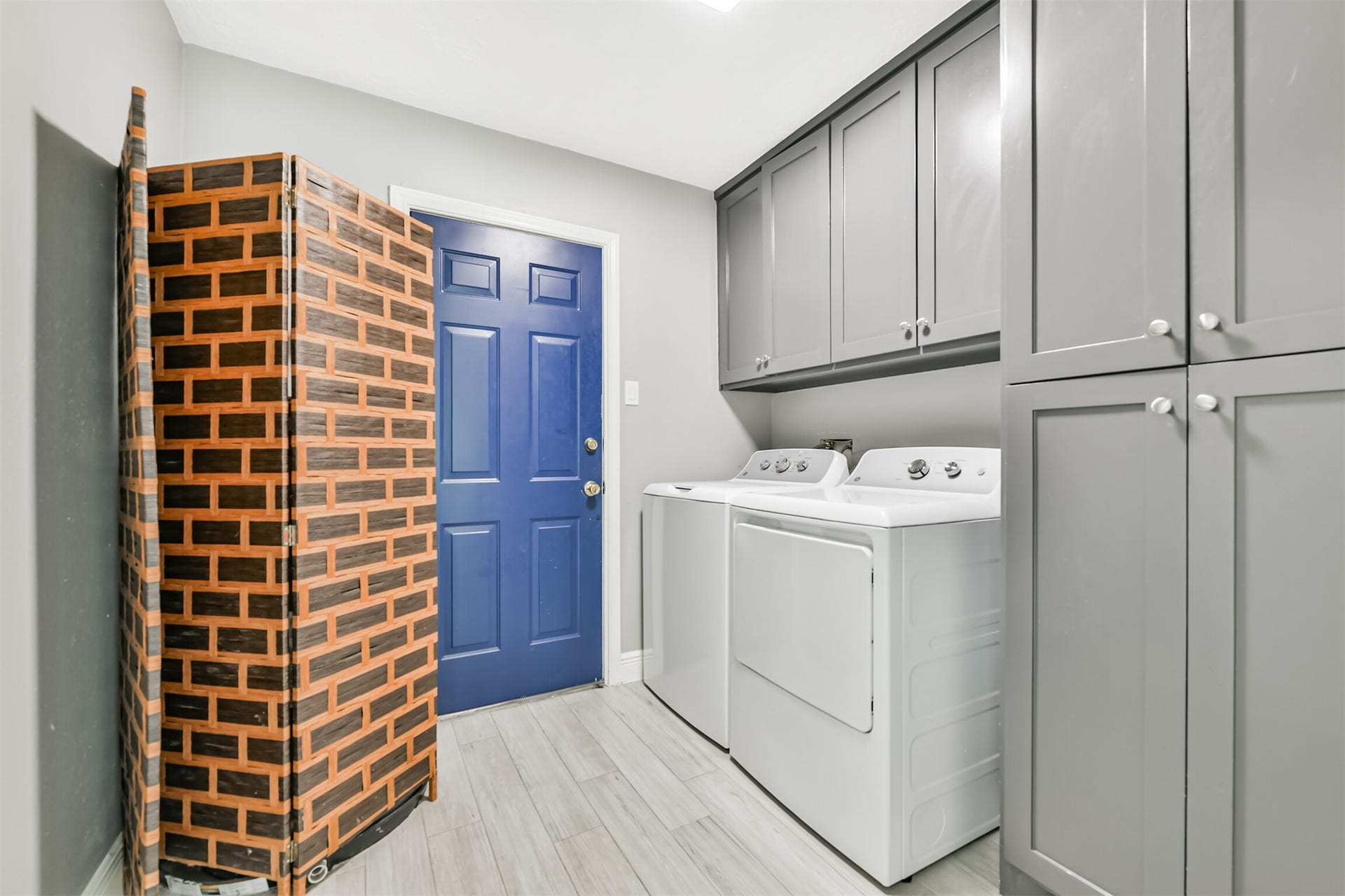 9311 Masters Road, Manvel, TX 77578 This well-organized utility room features ample cabinetry, modern appliances, and stylish finishes, offering both functionality and convenience.