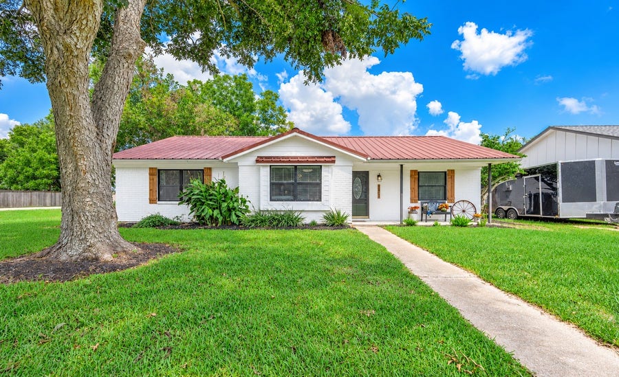 Property photo for 1403 Avenue F, Danbury, TX