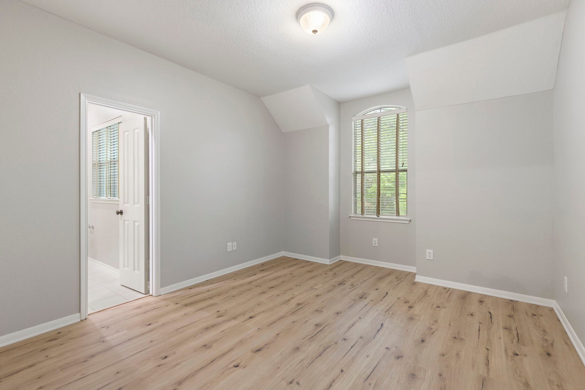 3 S Altwood Circle, The Woodlands, TX 77382 The second Secondary Bedroom has a large walk-in closet!