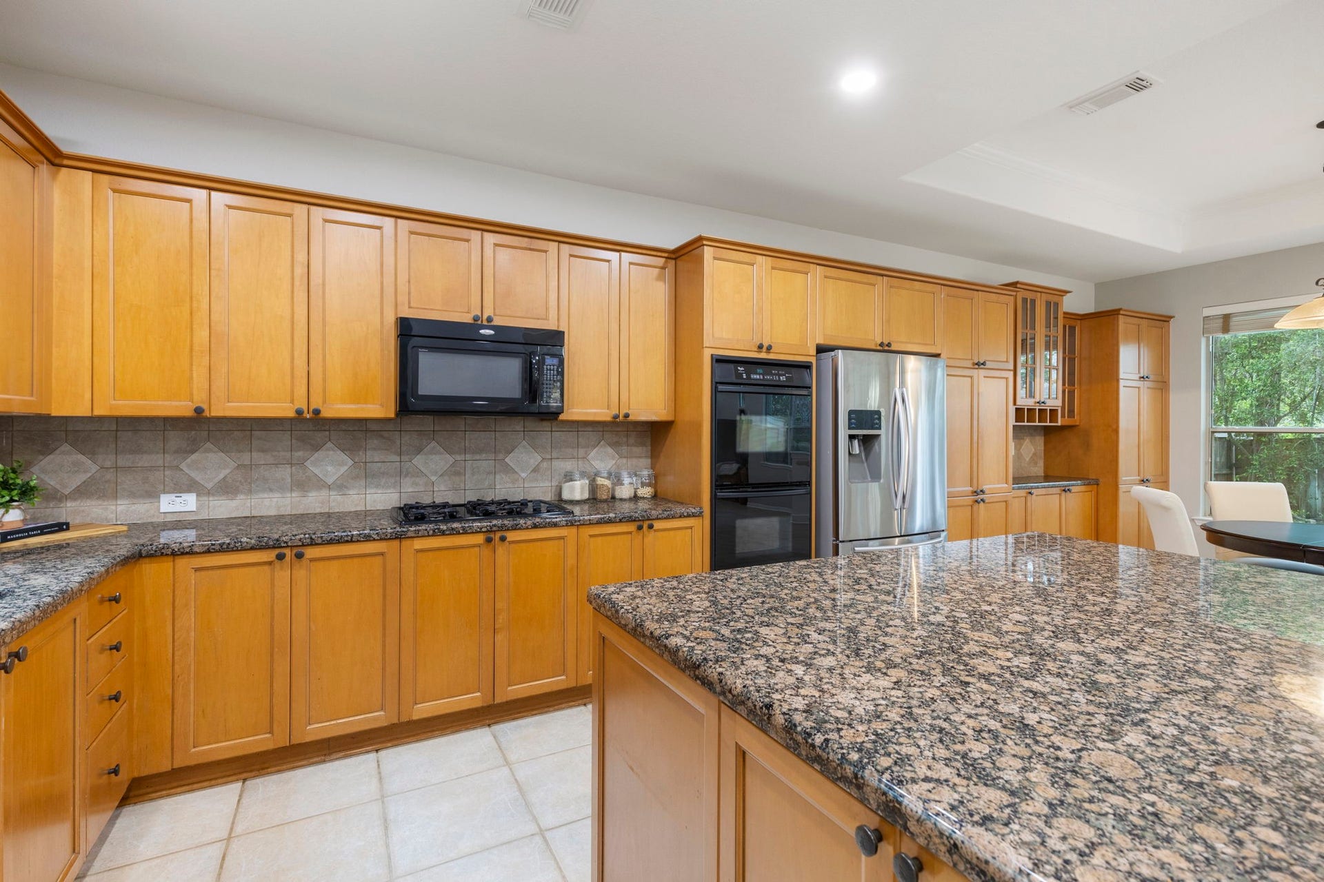 3 S Altwood Circle, The Woodlands, TX 77382 The Kitchen Refrigerator will convey with the property.