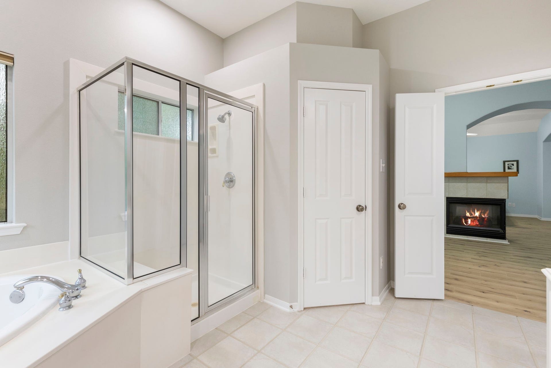 3 S Altwood Circle, The Woodlands, TX 77382 a walk-in shower,