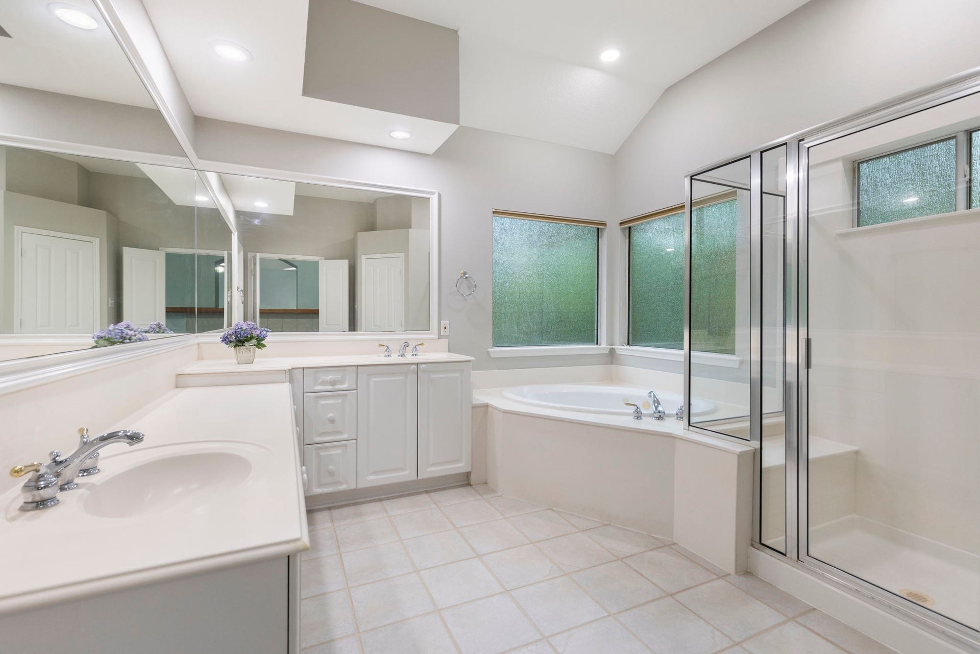 3 S Altwood Circle, The Woodlands, TX 77382 The Primary Bathroom features double sinks, a make-up vanity, a soaking tub,