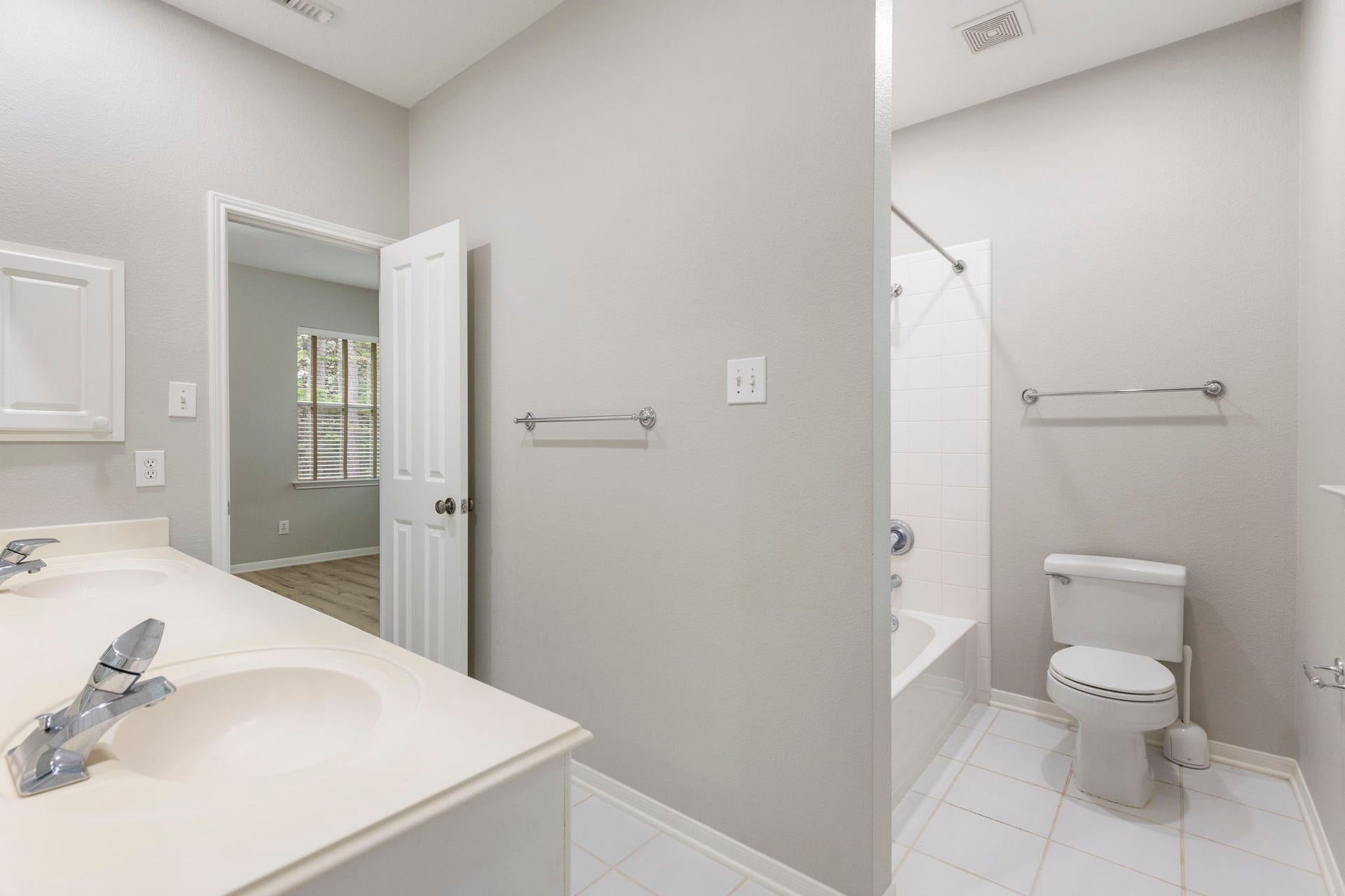3 S Altwood Circle, The Woodlands, TX 77382 and a tub/shower combination.