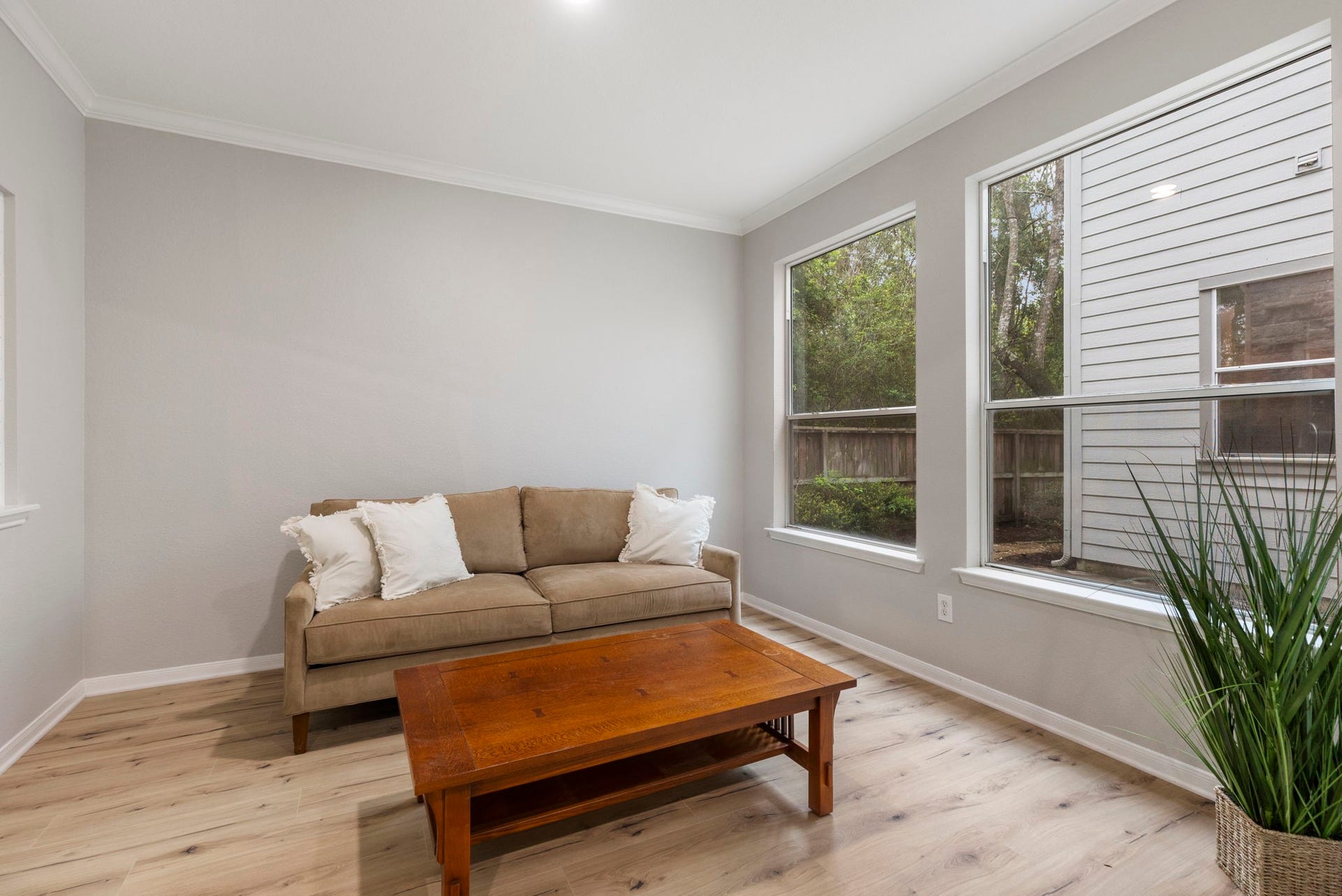 3 S Altwood Circle, The Woodlands, TX 77382 The formal sitting area is light and bright overlooking the court yard.