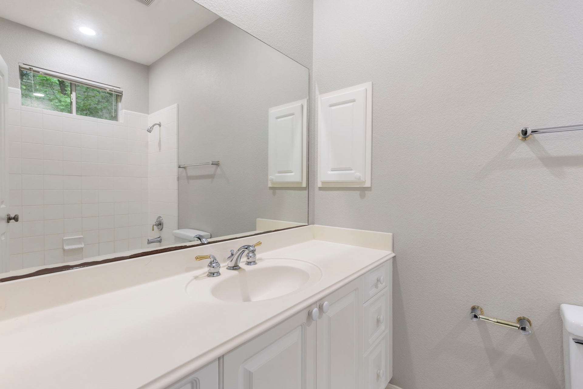 3 S Altwood Circle, The Woodlands, TX 77382 There is even an en suite full bathroom with a tub/shower combination.