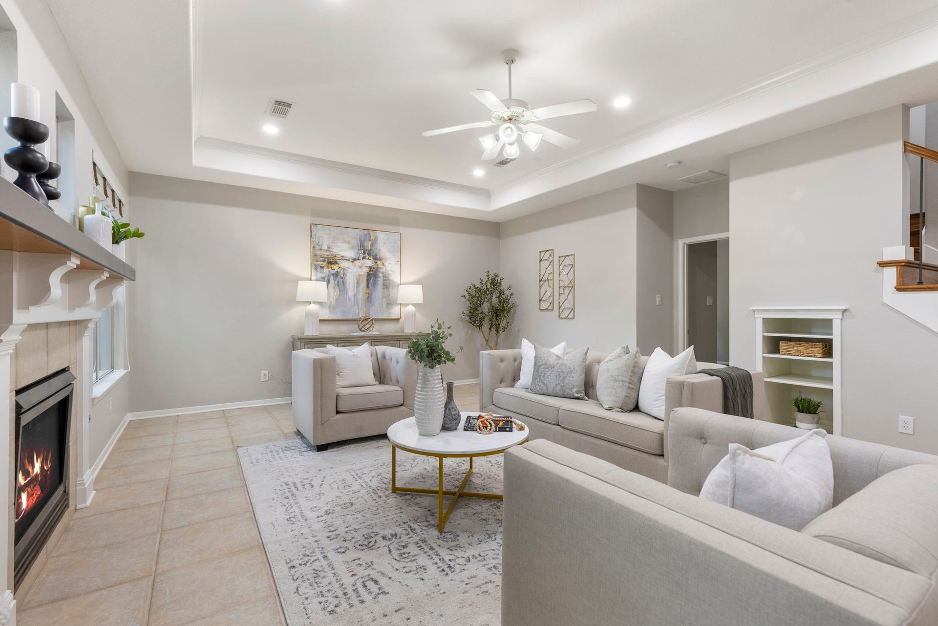 3 S Altwood Circle, The Woodlands, TX 77382 Lots of great lighting throughout this space!