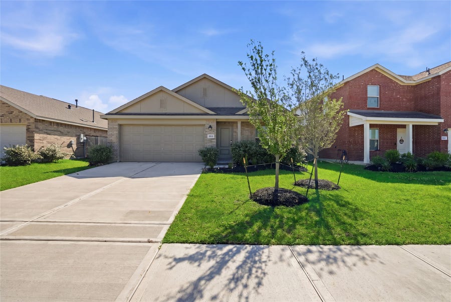 Property photo for 9910 Cliffside Ridge Drive, Baytown, TX