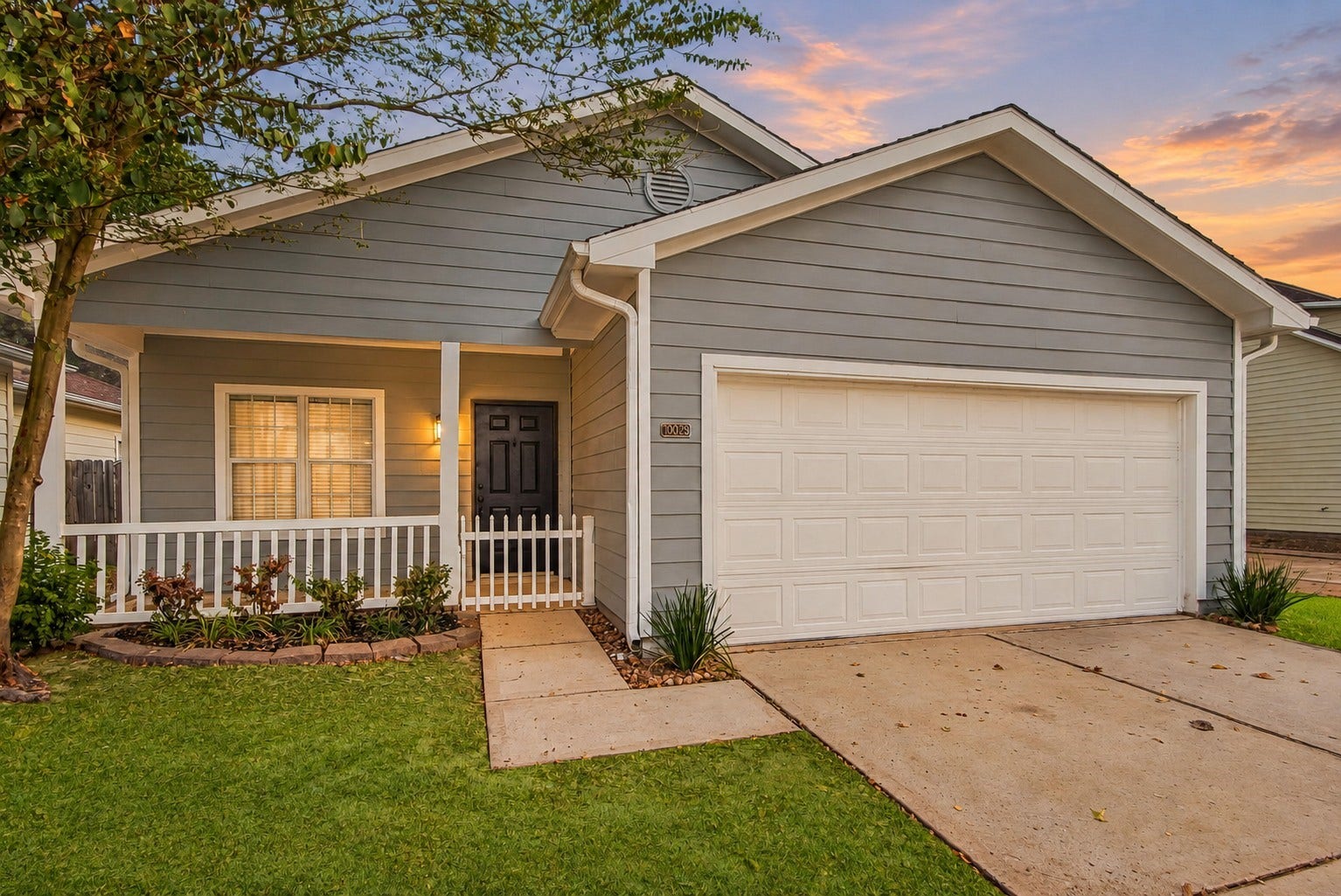 10023 Checkerberry Park Lane, Tomball, TX 77375 Welcome to this charming, single-story home that greets you with lovely curb appeal, highlighted by its inviting front porch with a classic white picket fence and a neatly landscaped garden bed.